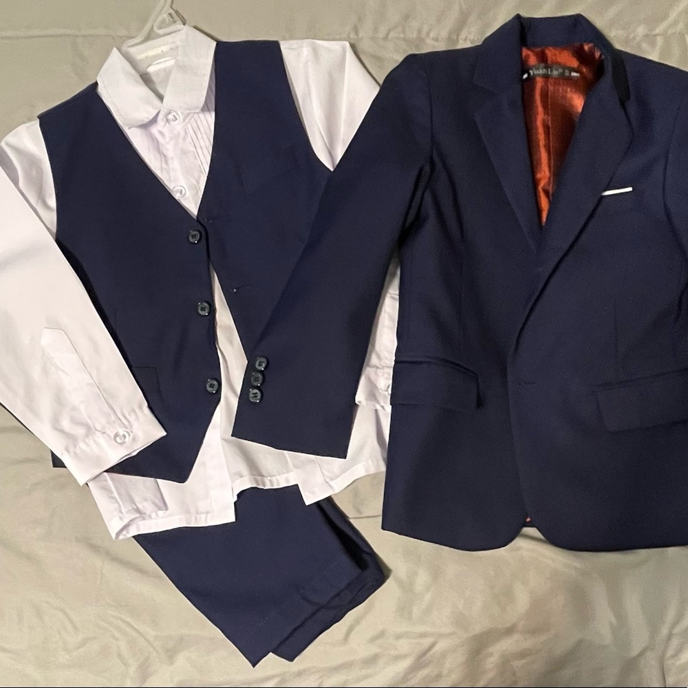 4 piece boy suit. Wore once for 2 hours.